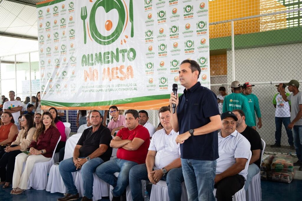 Prefeitura de Carneiros realiza entrega de cestas básicas pelo Programa Alimento na Mesa e de óculos para usuários da saúde municipal
