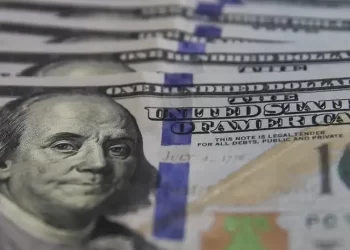 Dólar sobe para R$ 5,75 e chega ao maior nível desde março de 2021 em dia volátil nos mercados