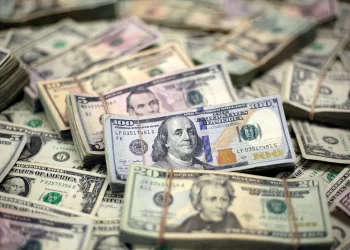 Dólar atinge R$ 5,90 com impacto de anúncio sobre isenção de IR no pacote de cortes de gastos