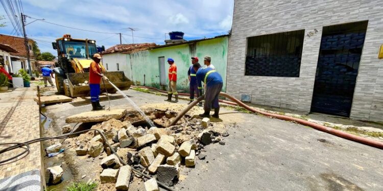 Vergel recebe manutenção nas redes de drenagem