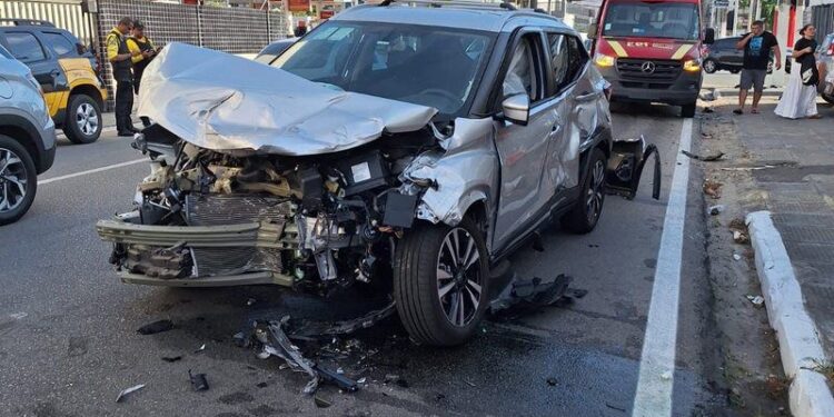 Três pessoas ficam fridas após acidente de trânsito na Jatiúca