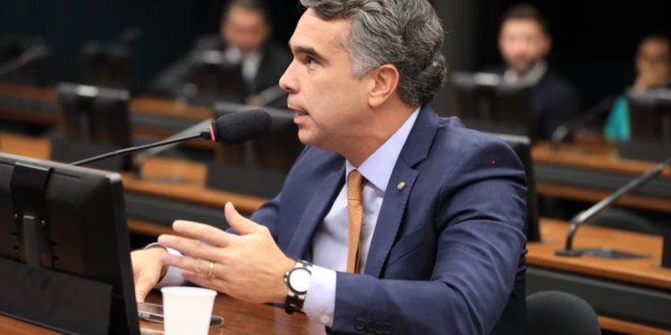 Rafael Brito irá pedir urgência na tramitação do projeto de lei para proibição de celulares em salas de aula