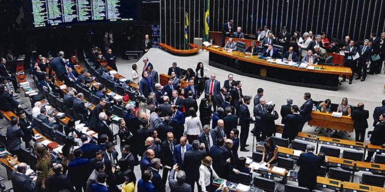 Câmara dos Deputados aprova novas regras para emendas parlamentares com foco em transparência e fiscalização