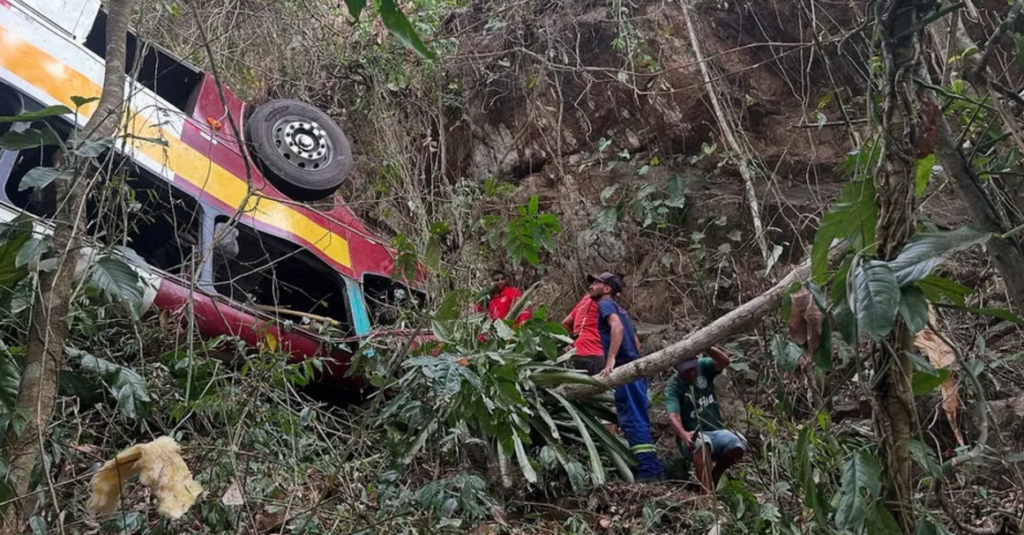 Motorista de ônibus que caiu na Serra da Barriga teria alertado sobre problemas no veículo, diz viúva