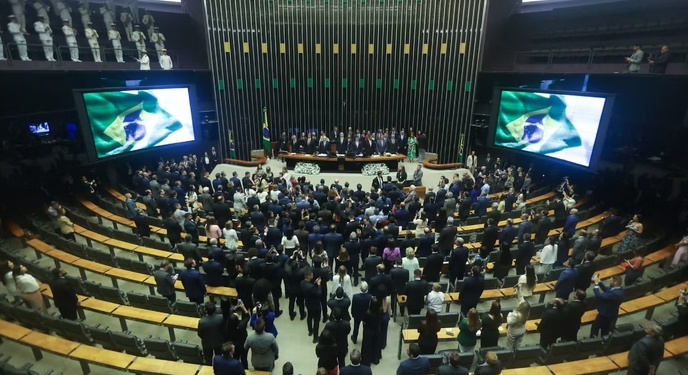 Enquanto governo faz mistério, deputados propõem outro corte de gastos