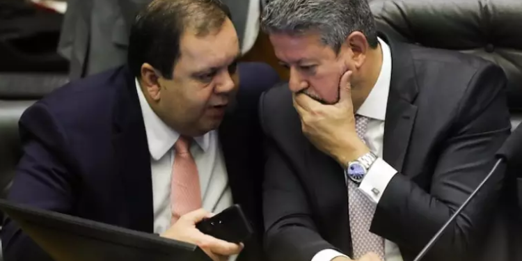 Arthur Lira nomeia Elmar Nascimento como relator de projeto para destravar pagamento de emendas parlamentares