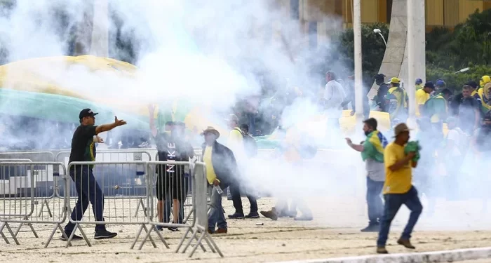 STF impõe restrição de direitos a 14 réus pelos ataques de 8 de janeiro