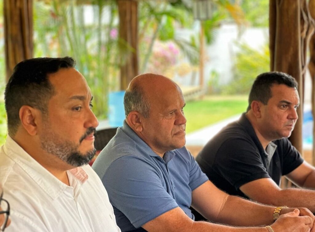 Prefeito de Milagres busca soluções para retomada de obras em encontro com autoridades