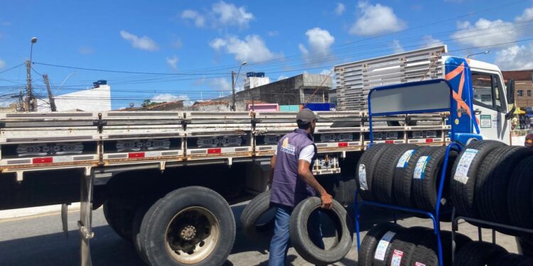 Vigilância Sanitária realiza operação de coleta de pneus em vários bairros de Maceió