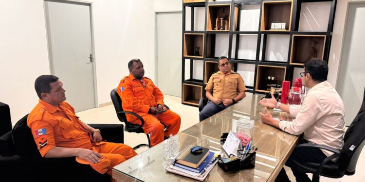 Prefeito de Passo de Camaragibe se reúne com Corpo de Bombeiros para discutir projetos