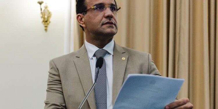 Deputado Mesaque Padilha apresenta projeto de lei que estabelece multa para quem invadir, impedir ou perturbar cerimônias religiosas em Alagoas