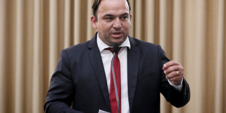 Em sessão da Assembleia Legislativa, deputado André Silva critica investigações sobre a morte de Adriano de Farias