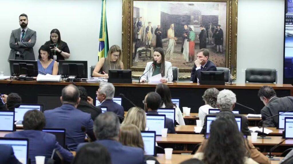 CCJ da Câmara aprova PEC que proíbe aborto no Brasil; entenda