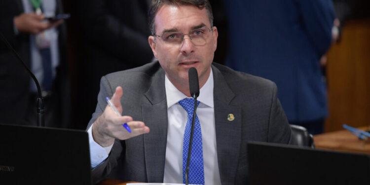 Flávio Bolsonaro diz que Moraes vai “sofrer por consequências por abuso de autoridade