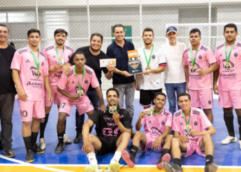 Prefeito de Carneiros entrega ginásio revitalizado com homenagem