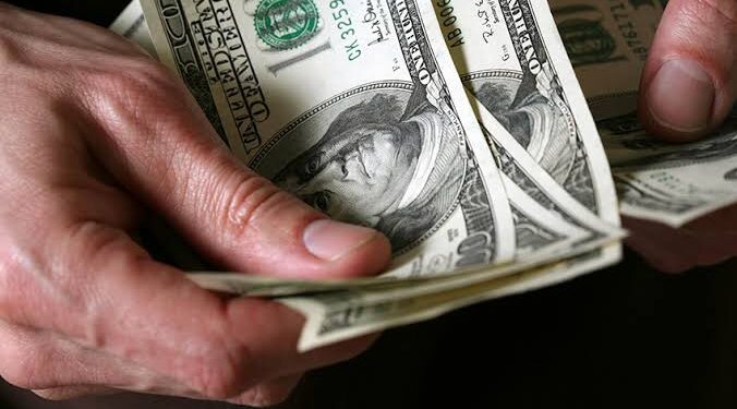 Dólar abre em alta e se aproxima de R$ 6 após anúncio de cortes de gastos e isenção do IR