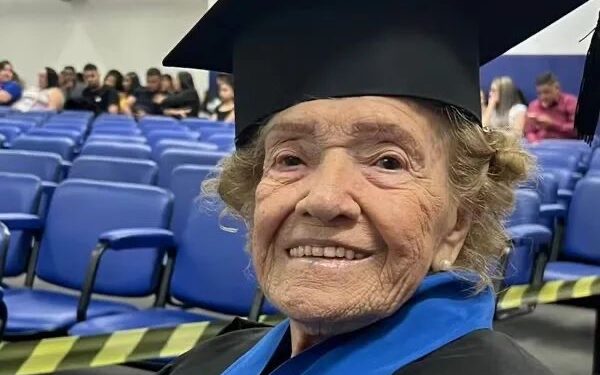 Aos 91, idosa aprende a ler e escrever e se forma no ensino médio