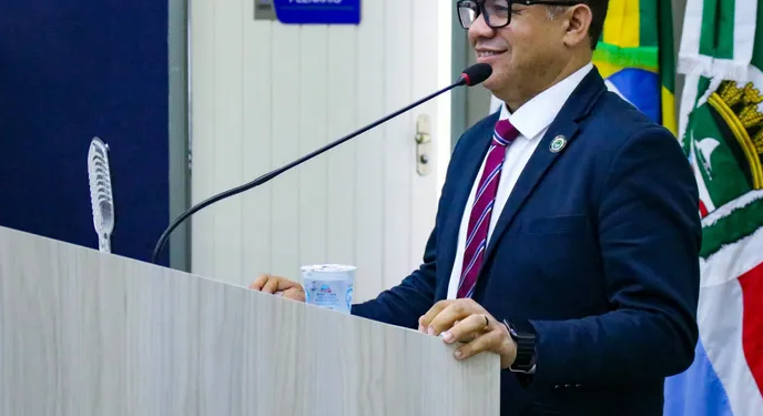Vereador Pastor Oliveira Lima homenageia Antonio Albuquerque e familiares na Câmara de Maceió