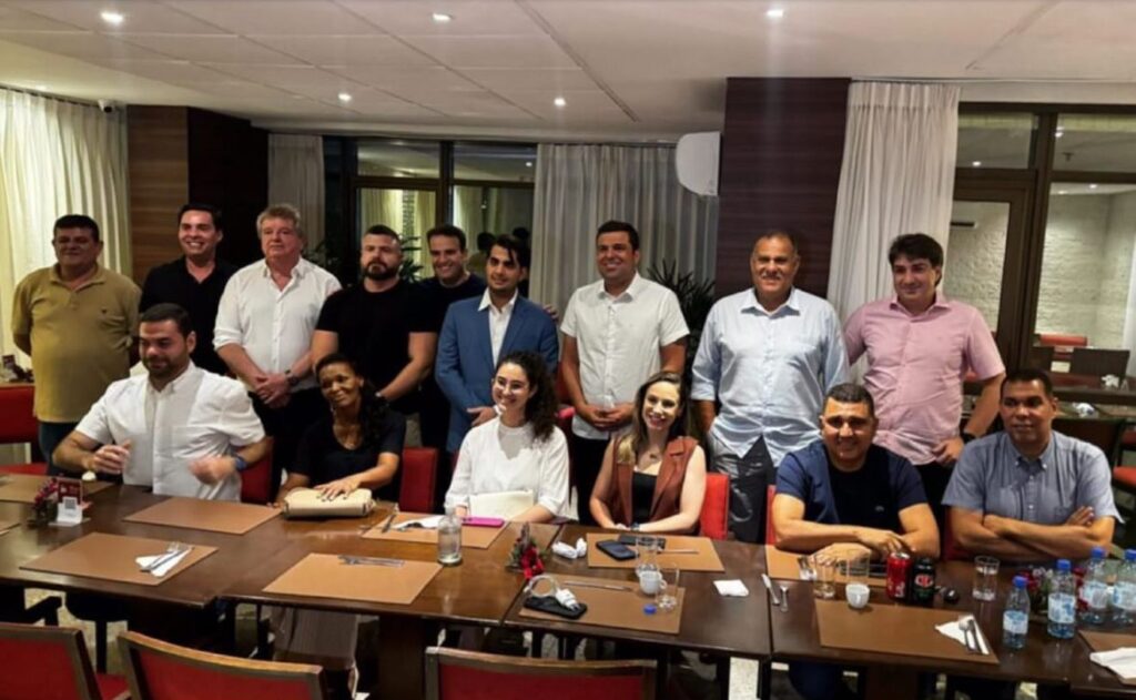 Marcelo Palmeira aparece ao lado vereadores eleitos e será o próximo presidente da Câmara de Maceió