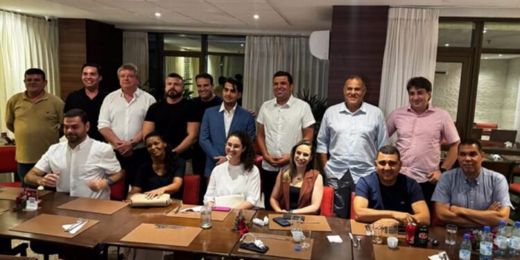 Marcelo Palmeira aparece ao lado vereadores eleitos e será o próximo presidente da Câmara de Maceió