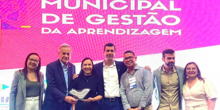 Prefeita Fernanda Cavalcanti celebra conquista do Prêmio Municipal de Gestão da Aprendizagem