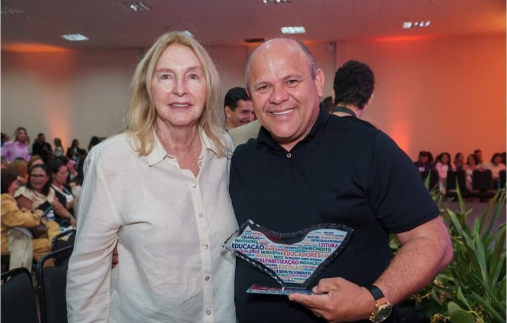 Prefeito de São Miguel dos Milagres recebe Prêmio Municipal de Gestão da Aprendizagem