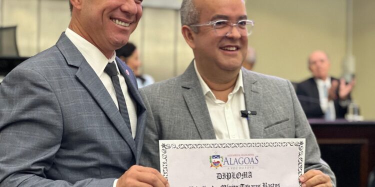 Cabo Bebeto homenageia Claydson Mourinha com entrega da Comenda Tavares Bastos