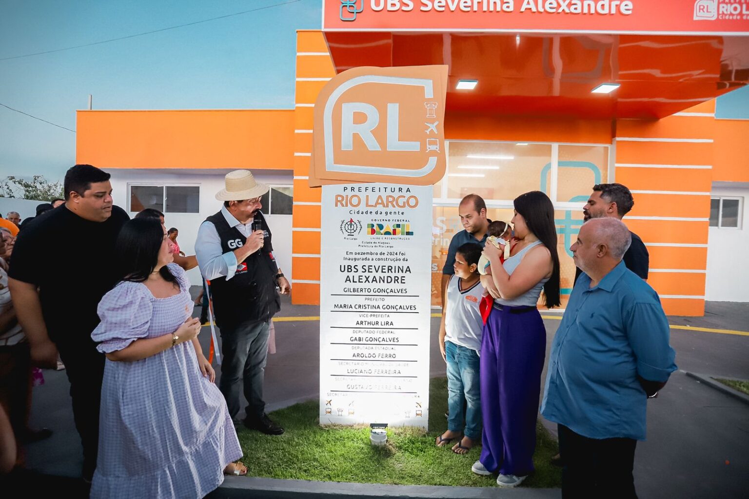 Prefeito Gilberto e Deputada Gabi Gonçalves realizam a entrega de uma nova UBS e 8 ônibus escolares 0km, em Rio Largo