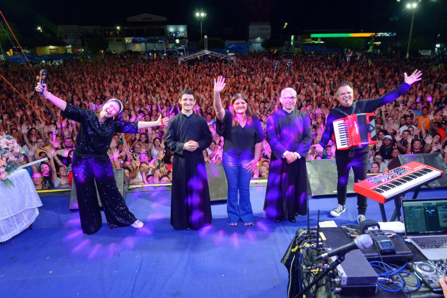 Aproximadamente 10 mil pessoas participaram de mais uma edição do Alegrai-vos Delmiro com Ana Clara Rocha e Italo Poeta