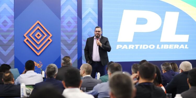 Leonardo Dias palestra em evento com vereadores e prefeitos de Direita de SP