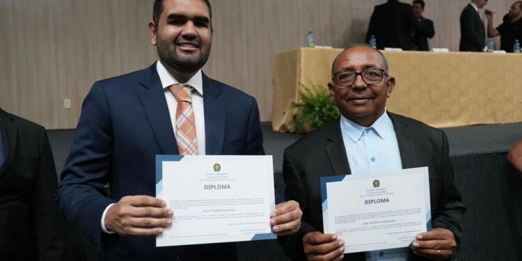 Tiago Freitas é diplomado prefeito de Piranhas em cerimônia na UFAL