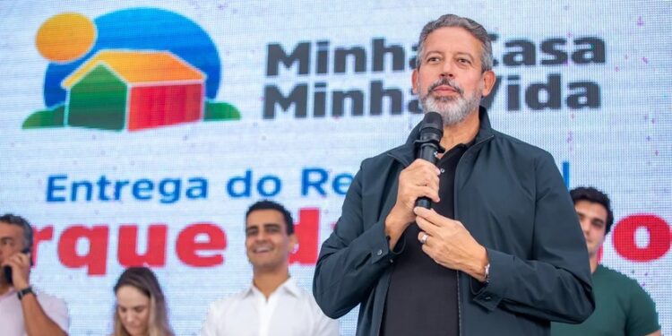 Pesquisa mostra que 77% dos deputados aprovam o mandato de Arthur Lira na presidência da Câmara