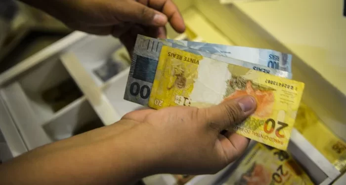 Salário mínimo de R$ 1.502 é aprovado pelo Congresso; déficit fiscal de até R$ 31 bilhões é previsto