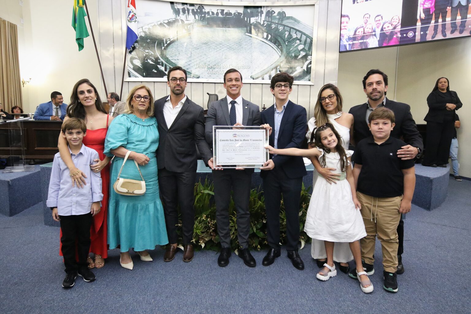 Deputado Leonam homenageia Luiz José do Monte Vasconcelos com comenda ligada ao turismo alagoano