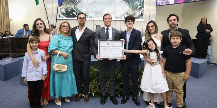 Deputado Leonam homenageia Luiz José do Monte Vasconcelos com comenda ligada ao turismo alagoano