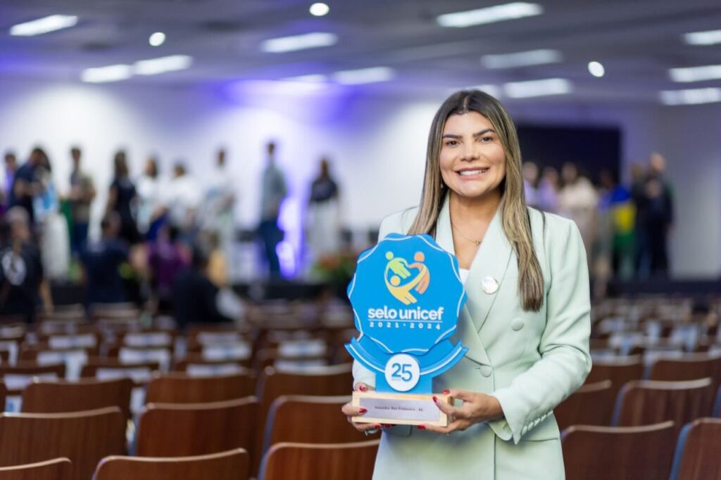 Prefeita de Senador Rui Palmeira celebra conquista do Selo UNICEF pelo município
