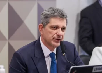 Votação da PEC das Praias é adiada após pedido de vista de governistas