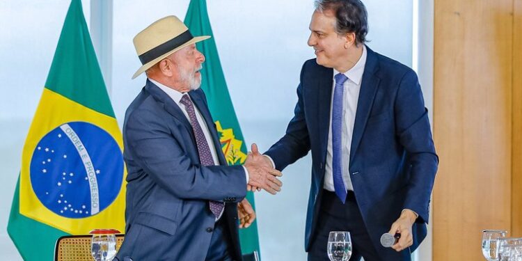 Lula sanciona lei que limita celulares nas escolas para proteger crianças e adolescentes