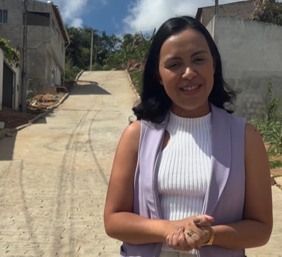 Prefeita de Água Branca celebra finalização de pavimentação em diversas ruas do município