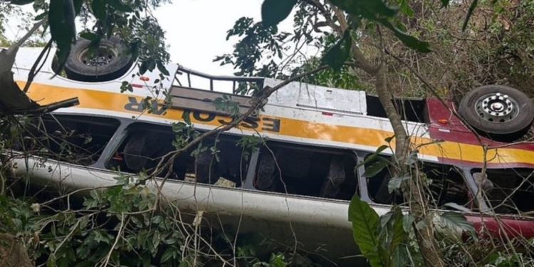 Dois meses após tragédia em União dos Palmares, inquérito ainda não foi concluído e ônibus permanece no local do acidente