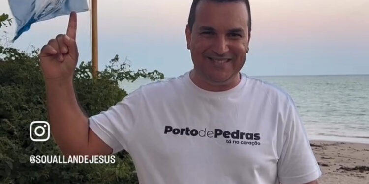 Prefeito de Porto de Pedras  entrega alvarás para trabalhadores do turismo no Patacho