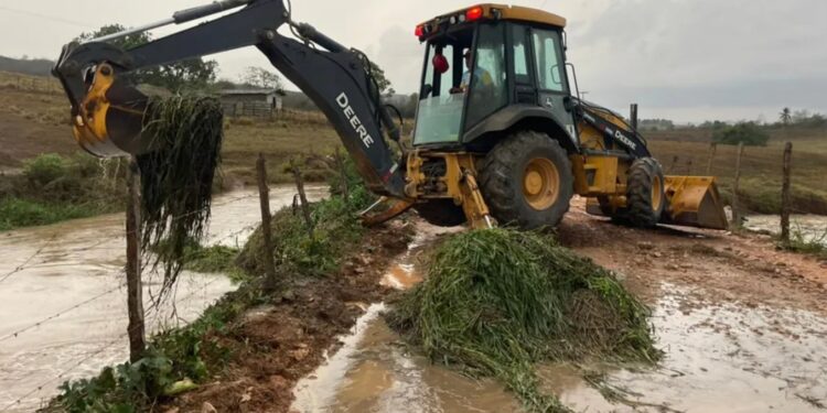 Transtornos, alertas e previsão de mais chuva: temporais deixam rastro de destruição