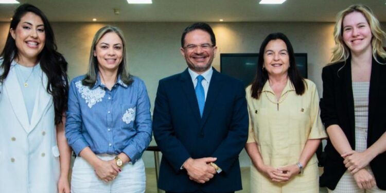 Governador em exercício recebe comissão de mulheres deputadas e lideranças estaduais e municipais