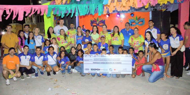 Ziane Costa entrega cheque de quase meio milhão à entidade social