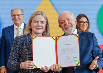 Gleisi Hoffmann assume SRI e prioriza isenção do IR para quem ganha até R$ 5 mil