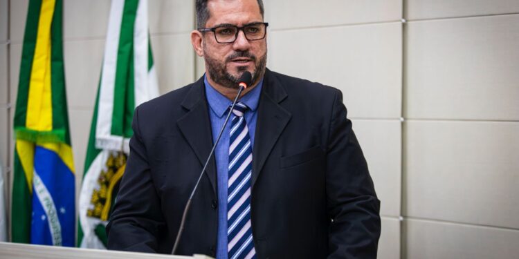 Leonardo Dias cobra isenção do ICMS sobre cesta básica em Alagoas