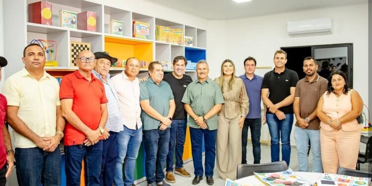 Prefeito de Senador Rui Palmeira entrega nova escola para população do município