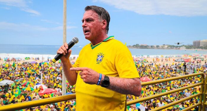 Advogado de Bolsonaro nega envolvimento do ex-presidente em plano golpista e questiona acesso às provas