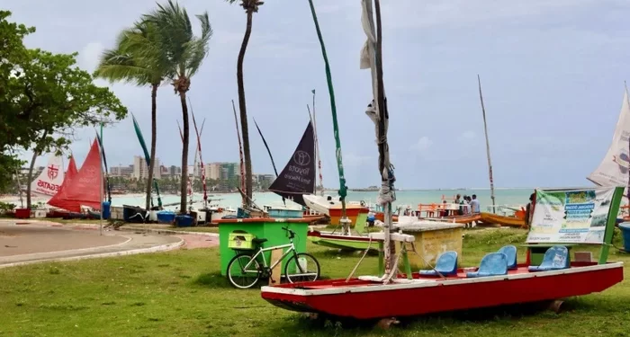 Prefeitura de Maceió remove jangadas abandonadas e define novas regras para embarcações na orla