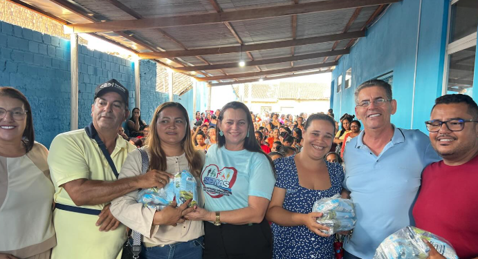 Prefeito de Ibateguara realiza entrega de leite em pó para crianças cadastradas no CRAS